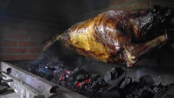 Canal Cordero Asado Una Saliva Oveja Sobre Saliva Asando Asando — Vídeos de Stock