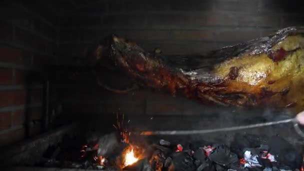 羊的肉在吐出的火上烤着 羊在吐出的火上烤着 羊圈在吐出的火上烤着 — 图库视频影像