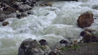 Dağ nehrindeki taşlar, akarsu ve kayalar, dağ deresi, nehirli granit kayalar, kaynar su.