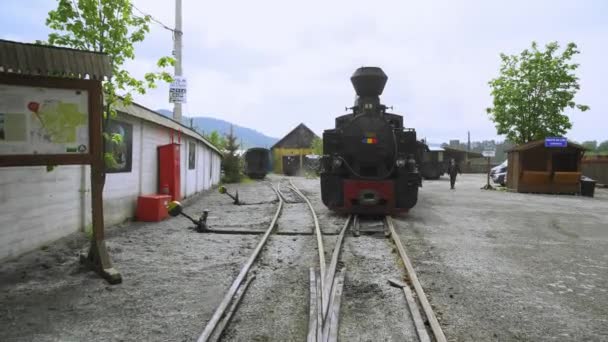 ルーマニアの古い蒸気機関車 蒸気機関車狭軌鉄道 田舎の狭軌鉄道を通る蒸気機関車 — ストック動画