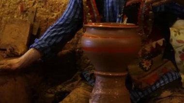 Tecrübeli usta çömlek çarkında demlik yapıyor, Chez Galip demlik yapıyor, elleri çömlekçi çarkında kil tenceresi yapıyor, elleri çömlek çarkında çalışıyor, geleneksel ve el yapımı çömlek üretimi