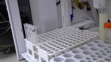 Örnekleri analiz eden özel tıbbi cihaz, laboratuvar ölçümleri yakın, modern tıbbi ekipmanlar biyomateryallerin analizini yapıyor, modern tıbbi test robotik makinesi, moleküler genetik araştırma laboratuvarı