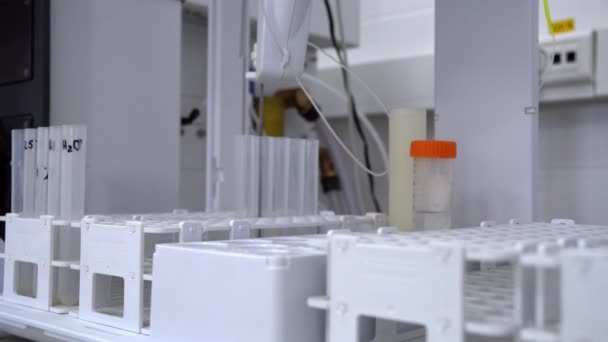 샘플을 재조합하는 실험실 현대의 장비는 현대의 유전자 실험실의 분석을 — 비디오