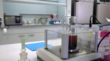 Örnekleri analiz eden özel tıbbi cihaz, laboratuvar ölçümleri yakın, modern tıbbi ekipmanlar biyomateryallerin analizini yapıyor, modern tıbbi test robotik makinesi, moleküler genetik araştırma laboratuvarı