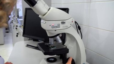 Mikroskopla çalışmak, bilim adamı ve biyoloji laboratuarı deneyi, laboratuardaki mikroskopta çalışmak.