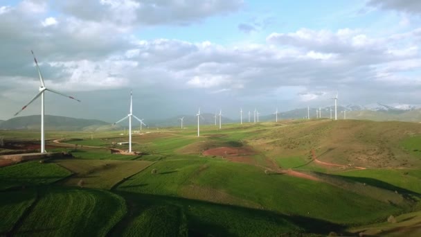 Flygfoto Över Vindkraftverk Vid Solnedgången Flygfoto Över Sommaren Landskap Med — Stockvideo