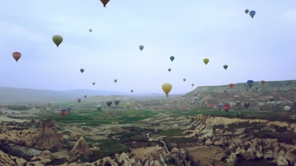 Cappadocia日出时气球的空中景观 在Cappadocia岩石上方有很多气球 — 图库视频影像