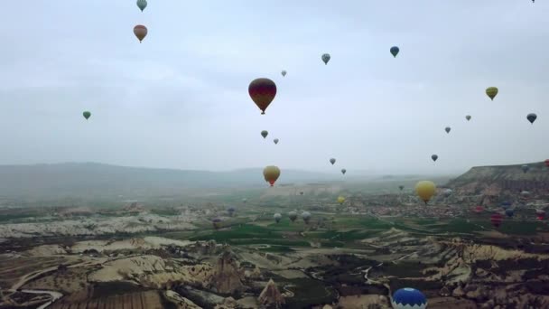 Luftaufnahme Eines Ballons Bei Sonnenaufgang Kappadokien Viele Ballons Über Felsen — Stockvideo