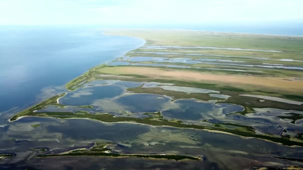 vue aérienne de l'île de Dzharylgach, vue aérienne des lacs près de la mer, vue aérienne des lacs sur l'île 