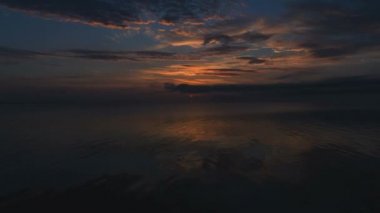 Denizin üzerinde gün doğumu, güzel gün doğumu okyanus, sabah dalgaları, gün doğumunda su yüzeyinde güzel yansımalar, denizin üzerinde gün doğumu, zaman akıp gidiyor.