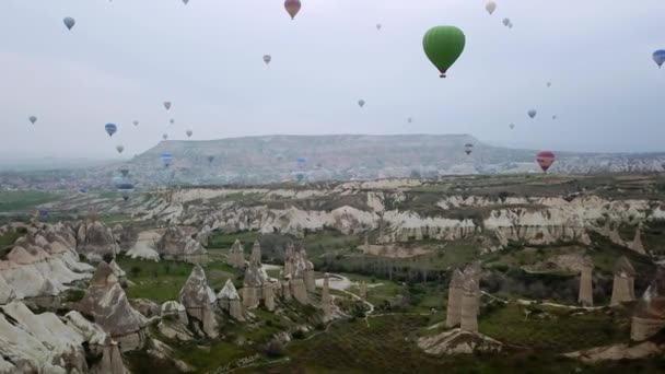 Veduta Aerea Palloncino All Alba Cappadocia Sacco Palloncini Sopra Rocce — Video Stock