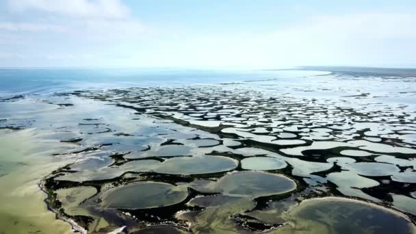 Pandangan Udara Dari Danau Bulat Dekat Laut Pandangan Udara Laut — Stok Video