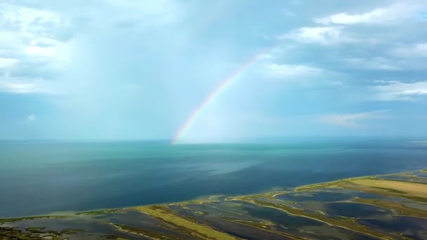 海の上の虹の空中ビュー 海と島の上の虹の空中ビュー 虹とDzharylgach島の空中ビュー 島と虹の湖の空中ビュー — ストック動画