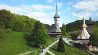 Sapanta-Peri Manastırı, Bucovina Romanya, Unesco Kilisesi dünya mirası sahası, sisli eski ahşap kilise manzarası, dini sembol, eski ahşap kilise ve bahçeler.