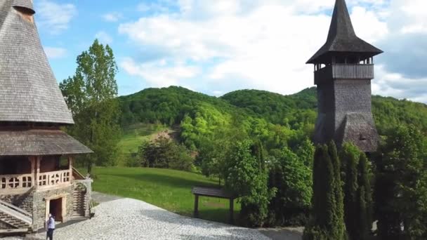 Vista Aérea Del Monasterio Sapanta Peri Bucovina Rumania Iglesia Madera — Vídeo de stock