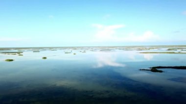 Karadeniz 'deki küçük adalar üzerinde uçmak, sığ deniz ve birçok adanın havadan görünüşü