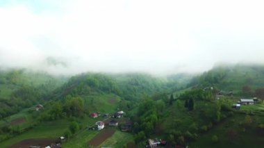 Dağlardaki sabah sisi, güneş doğarken gökyüzü ve bulutların üstündeki gökyüzü, Karpatya 'daki dağlardaki görkemli bulutlar.