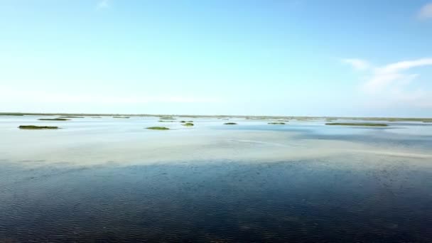survol de petites îles sur la mer Noire, vue aérienne sur la mer peu profonde et de nombreuses îles 