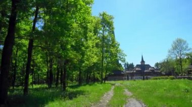 Avrupa 'nın en yüksek ahşap kilisesi, Sapanta-Peri Manastırı, Bucovina Romanya, Unesco' daki ahşap kilise dünya mirası sahası, sisin içindeki eski ahşap kilise manzarası, dini sembol, eski ahşap kilise ve bahçeler.