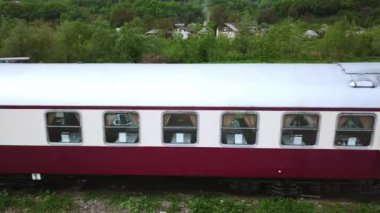 Romanya 'daki eski buharlı lokomotifin hava manzarası, buharlı dar gösterge treni, dar göstergeli demiryolu