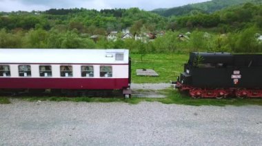 Romanya 'daki eski buharlı lokomotifin hava manzarası, buharlı dar gösterge treni, dar göstergeli demiryolu