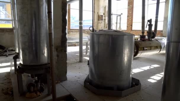 Industrial storage tanks, Modern technological industrial equipment, bio ethanol factory, Rows of modern Stainless steel tanks in bio ethanol factory — Stock Footage Industrial Storage Tanks Modern Technological Industrial Equipment Bio Ethanol Factory Stock Footage