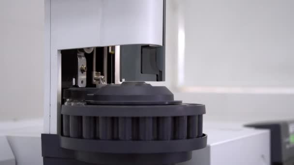 Laborspektrometer Nahaufnahme Medizinische Laborausrüstung Geräte Für Die Laborforschung Moderne Laborausrüstung — Stockvideo