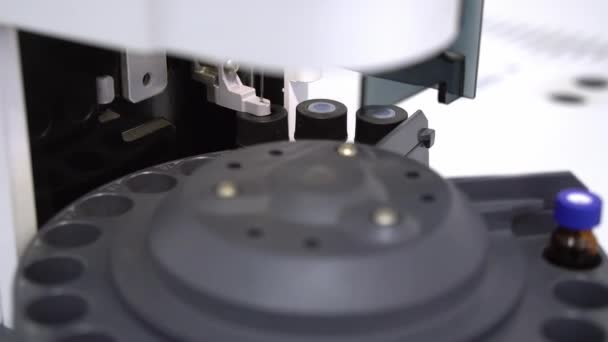 Laborspektrometer Nahaufnahme Medizinische Laborausrüstung Geräte Für Die Laborforschung Moderne Laborausrüstung — Stockvideo