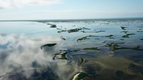 vue aérienne des lacs près de la mer, vue aérienne des lacs sur l'île , 