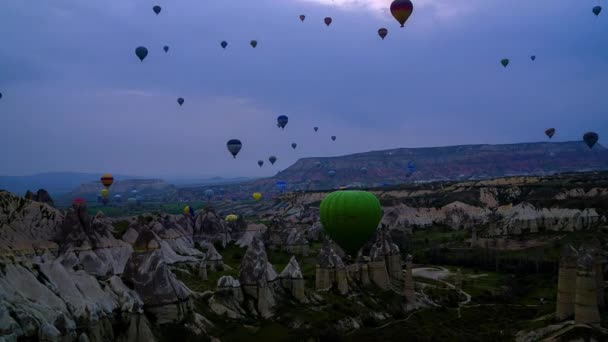 在Cappadocia的日出时分 有很多气球在Cappadocia的岩石上 — 图库视频影像