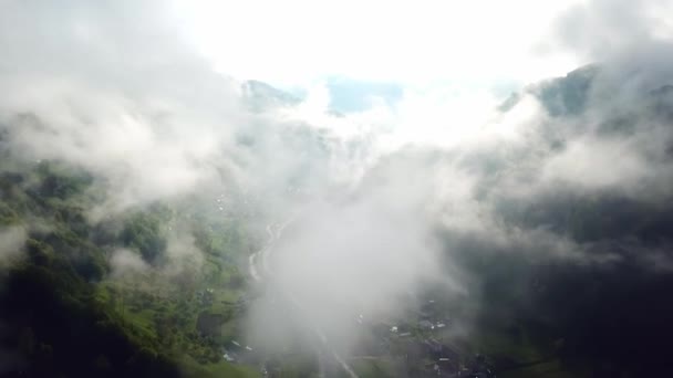 山の中の雲の中の飛行 山の中の朝の雲空中 山の中で朝の霧の空中ビュー 日の出の時間に雲と空の上の空中ビュー カルパチアの山の風景の中の雄大な雲 — ストック動画