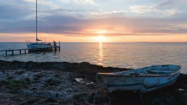 Jacht Pier Bij Zonsondergang Time Lapse Oude Boot Aan Kust — Stockvideo