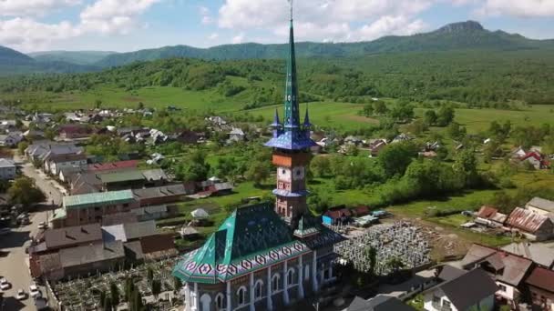 Widok Powietrza Kościół Wesołym Cmentarzu Kolorowe Nagrobki Cmentarzem Duchowym Wesołym — Wideo stockowe