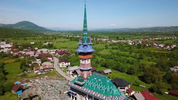 Luchtfoto Van Kerk Merry Cemetery Gekleurde Grafstenen Met Geestelijke Vrolijke — Stockvideo