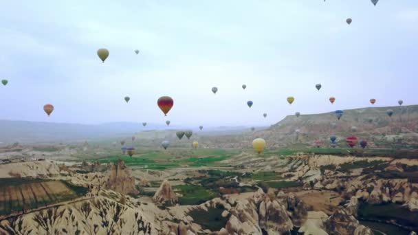 Flygfoto Ballong Vid Soluppgången Kappadokien Massor Ballonger Över Kappadokien Stenar — Stockvideo
