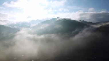Dağlarda bulutlarda uçmak, dağlarda sabah bulutları, dağlarda sabah sisi, gün doğumunda gökyüzü ve bulutların üstünde hava manzarası, Karpatya 'da dağlarda görkemli bulutlar.