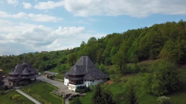 Vista Aérea Del Monasterio Sapanta Peri Bucovina Rumania Iglesia Madera — Vídeos de Stock