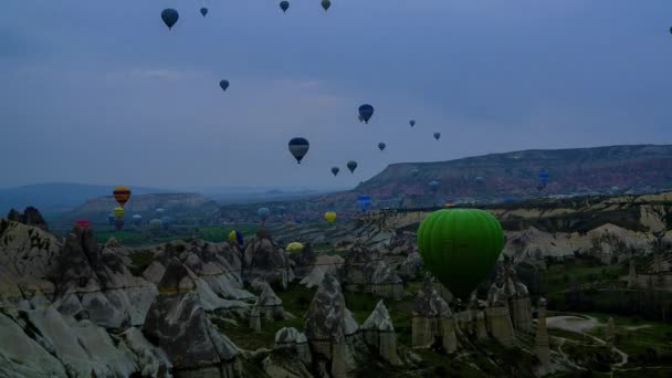 カッパドキアの日の出時の気球の時間経過カッパドキアの岩の上の気球の多く — ストック動画
