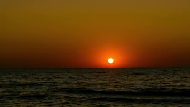 Sonnenaufgang Über Dem Meer Zeitraffer Schöner Sonnenaufgang Ozean Glattes Meerwasser — Stockvideo
