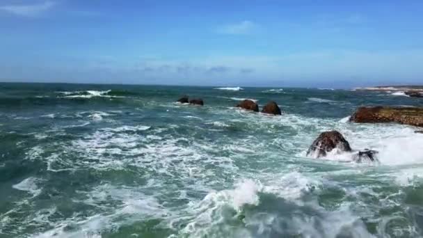 Bovenaanzicht Van Ocean Wave Rocks Luchtfoto Van Rotsachtige Kust Van — Stockvideo