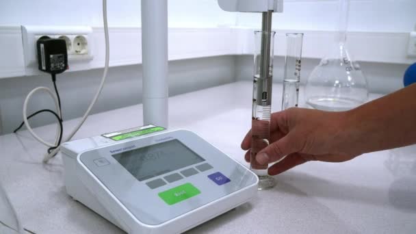 Medizinische Laborausrüstung Laborausrüstung Moderne Laborausrüstung Wissenschaftliche Hände Die Mit Laborausrüstung — Stockvideo