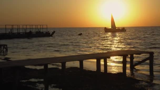 Yacht Sur Jetée Coucher Soleil Vieux Bateau Bord Mer Coucher — Video