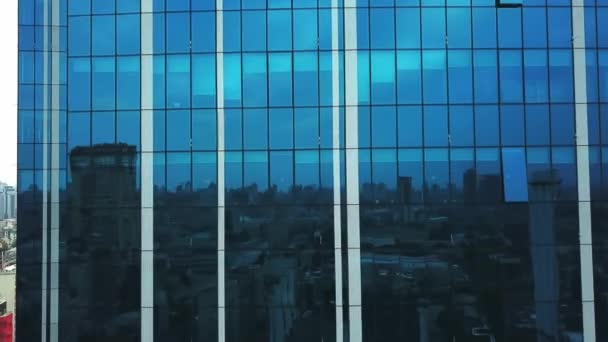 空中俯瞰摩天大楼的特写 空中业务大楼的特写 玻璃摩天大楼附近的飞行 无人驾驶飞机的令人印象深刻的摩天大楼 — 图库视频影像