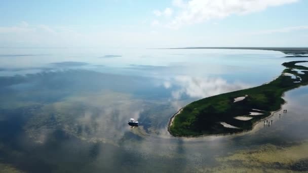 Vista Aérea Lancha Mar Voo Sobre Lancha Perto Ilha — Vídeo de Stock