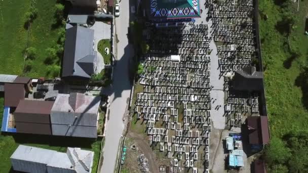 Luftaufnahme Der Kirche Fröhlichen Friedhof Farbige Grabsteine Mit Geistlichem Und — Stockvideo