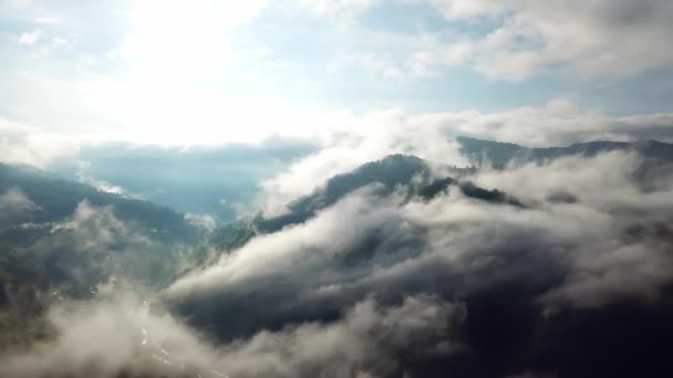 Dağlardaki Sabah Bulutları Dağlardaki Sabah Sisinin Havadan Görünüşü Güneş Doğarken — Stok video