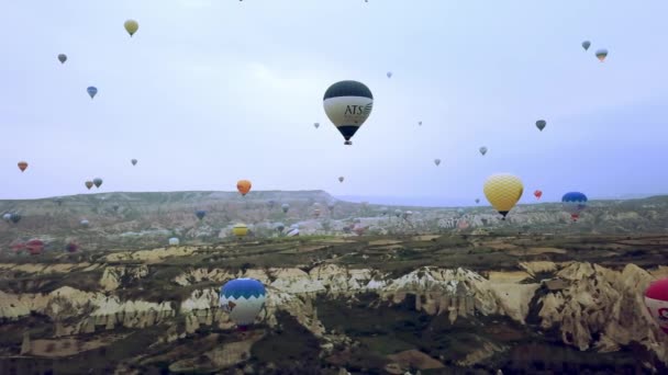 Cappadocia日出时气球的空中景观 在Cappadocia岩石上方有很多气球 — 图库视频影像