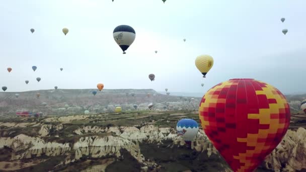 Cappadocia日出时气球的空中景观 在Cappadocia岩石上方有很多气球 — 图库视频影像