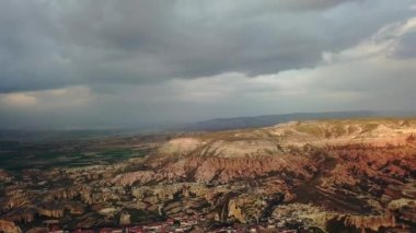 Kapadokya 'da gün batımında Goreme' in hava manzarası, Kapadokya 'da dramatik gökyüzü manzarası, Goreme Tarihi Parkı ve Capadoccia Açık Hava Müzesi
