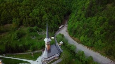 Sapanta-Peri Manastırı, Bucovina Romanya, Unesco Kilisesi dünya mirası sahası, sisli eski ahşap kilise manzarası, dini sembol, eski ahşap kilise ve bahçeler.